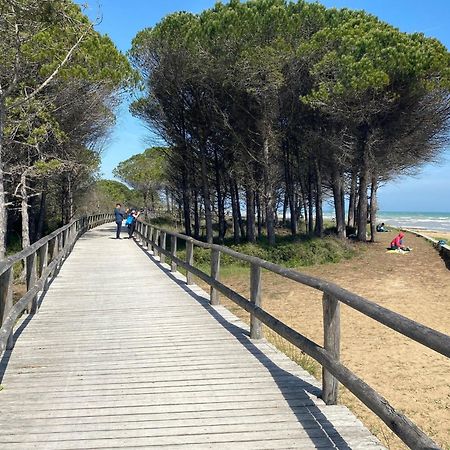 Amazing Villa With Private Garden In Bibione Buitenkant foto