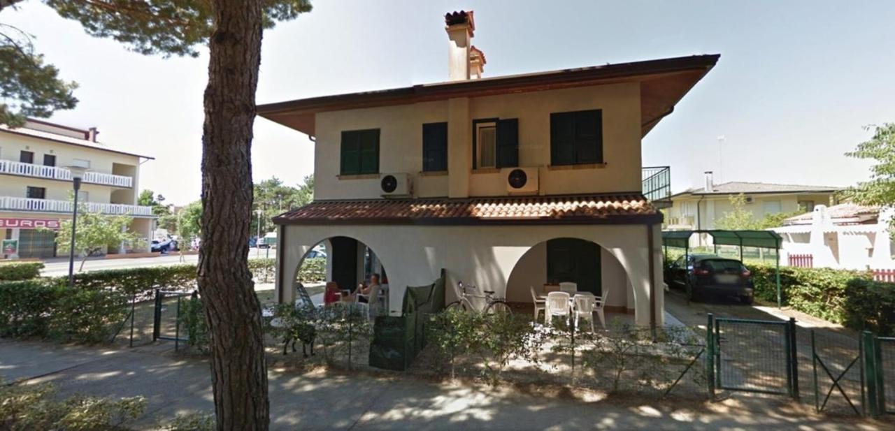 Amazing Villa With Private Garden In Bibione Buitenkant foto
