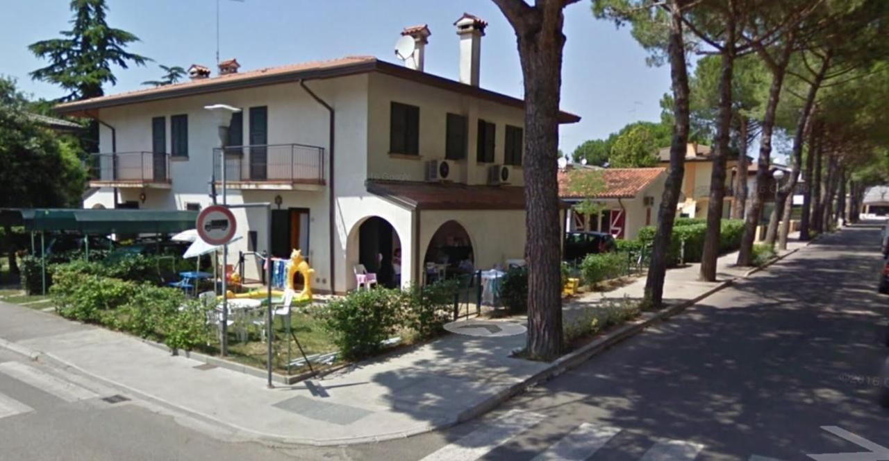 Amazing Villa With Private Garden In Bibione Buitenkant foto