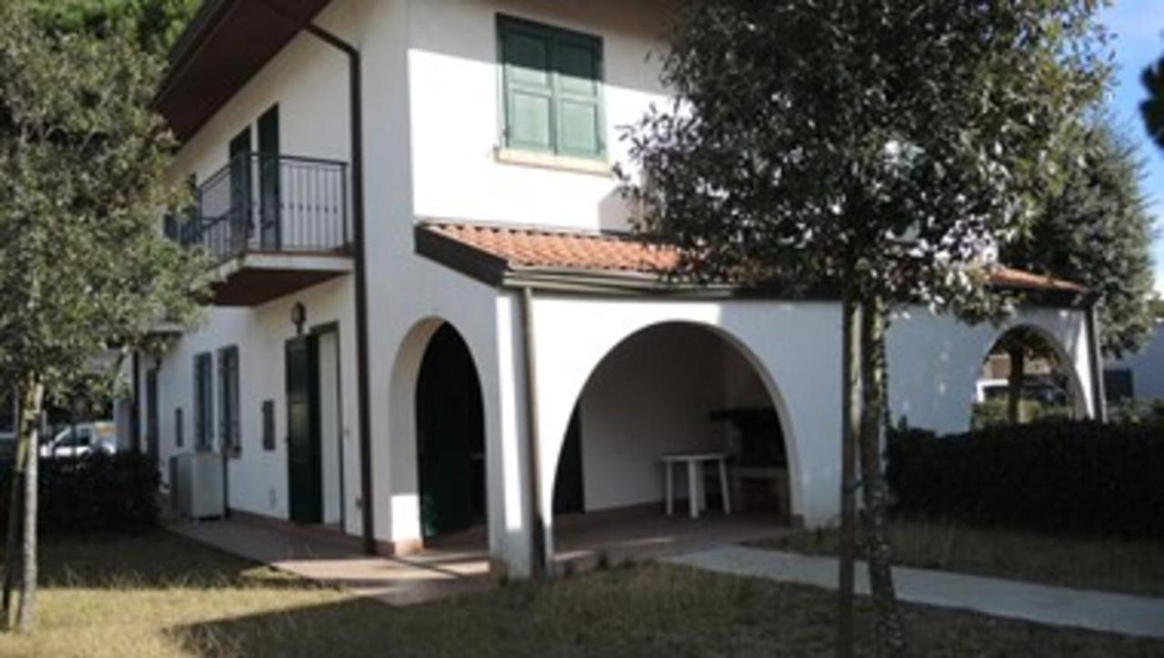Amazing Villa With Private Garden In Bibione Buitenkant foto